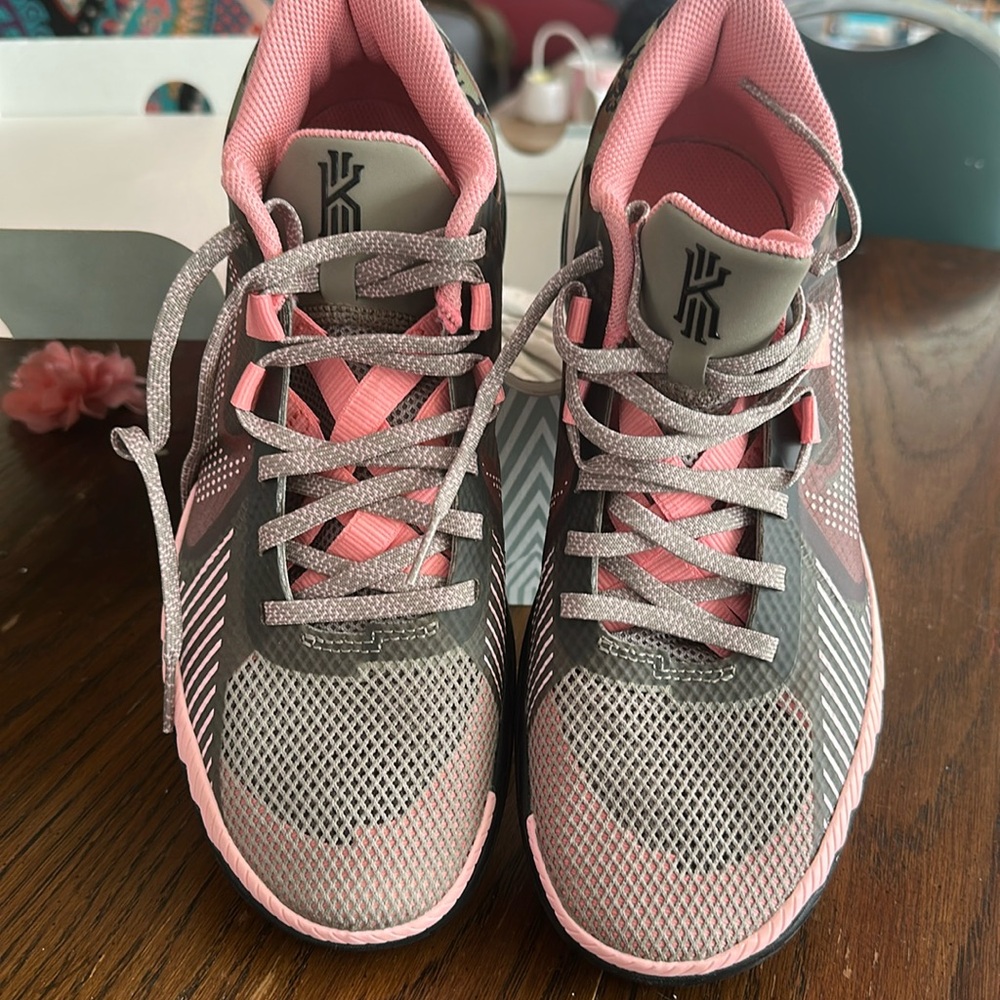 NEW in box Nike Kyrie Flytrap V "Moon Fossil Pink Grey" Men’s US 8, women’s 9.5,